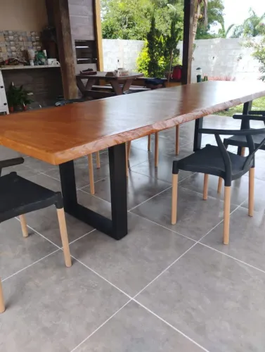 Mesa de madeira rústica nova 