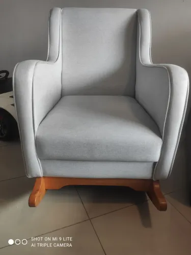 Cadeira de balanço com banqueta- em madeira
