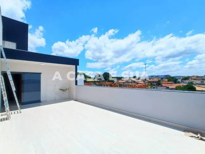 Casa Geminada à venda com três quartos e uma vaga de garagem, no Bairro Santa Lúcia em Bet