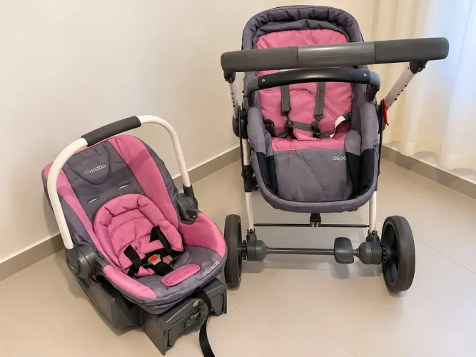 Carrinho de bebê com bebê conforto