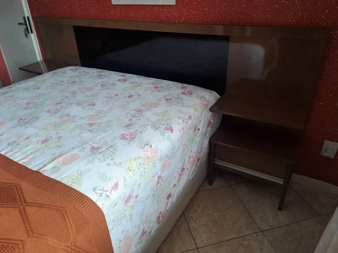 Cabeceira para cama Queem, em MDF, preta e amamentado, medindo: A 1,15m x 2,76m. Em ótimo