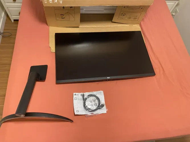 Monitor LG UHD 4K - tela de 32, HDMI, Display Port, HDR10, Som Integrado.
