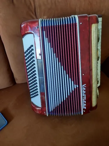 Acordeon Veronese 80 baixos afinada de tudo