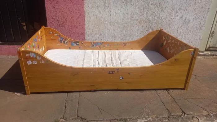 Cama infantil de madeira 200.00 não entrego com colchão *