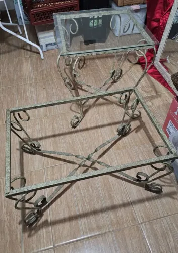 Mesa de vidro com suporte de metal e suporte de metal de mesa de centro. Pág a vista.
