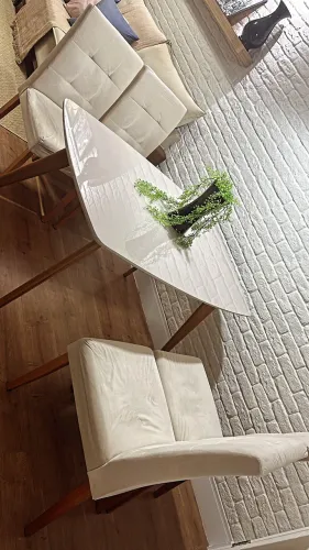 Mesa de quatro cadeiras com tampo laqueado