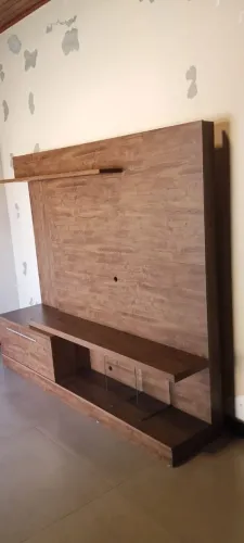 Rack com painel para TV, amplo e funcional, amadeirado em dois tons