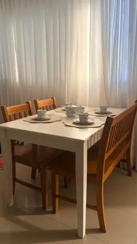 Lindo conjunto 4 lugares: mesa + 2 cadeiras + banco Tok&Stok