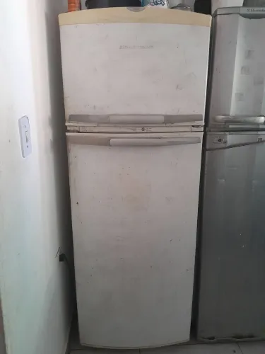 Vendo geladeira Brastemp 220v (dependendo do lugar entrego )