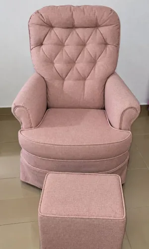 POLTRONA DE AMAMENTAÇÃO COM PUFE R$ 699,00