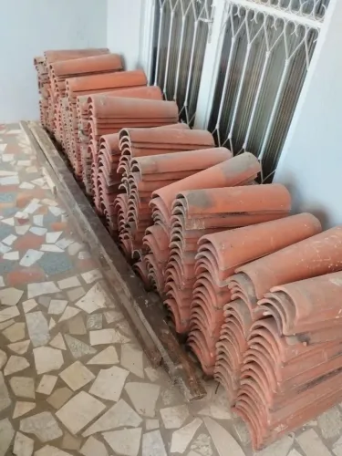 Telhas coloniais de cerâmica
