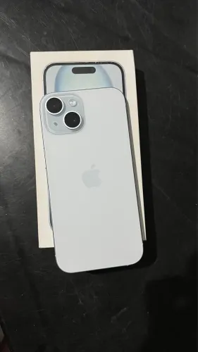 iPhone 15 azul, acompanha Air Pods 4 de brinde