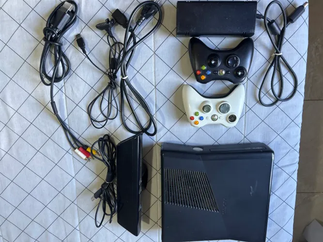 Xbox 360 Slim + Kinect + 2 controles + 70 jogos!