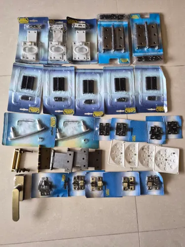 Dobradiças diversas de latão, ferrolhos, puxadores,  toal de 32 peças.