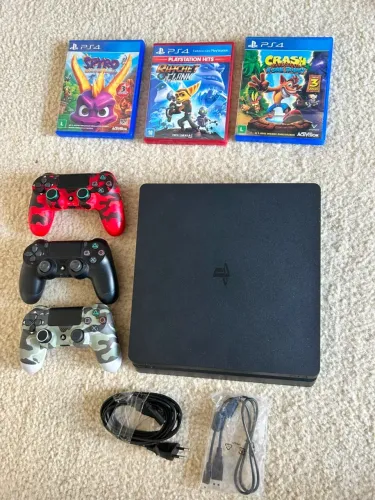PlayStation 4 Silm 1TB, com 2 controles + 4 jogos (FIFA 20 incluso!)