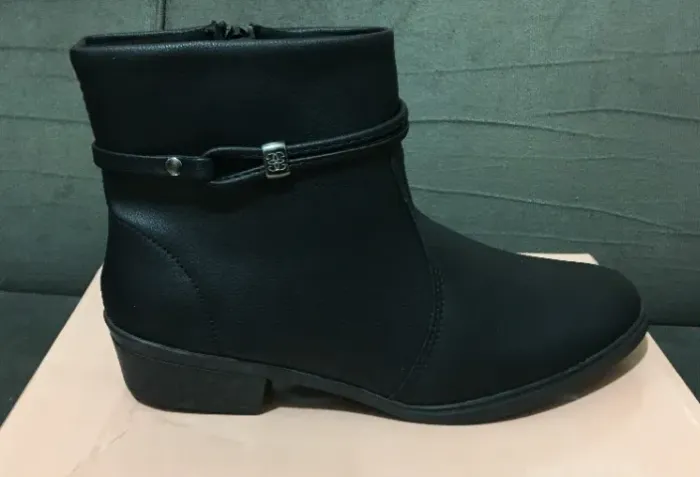 Bota Gigil c/ Cano Curto, Salto Baixo, Zíper Lateral e Detalhe na Lateral Napa