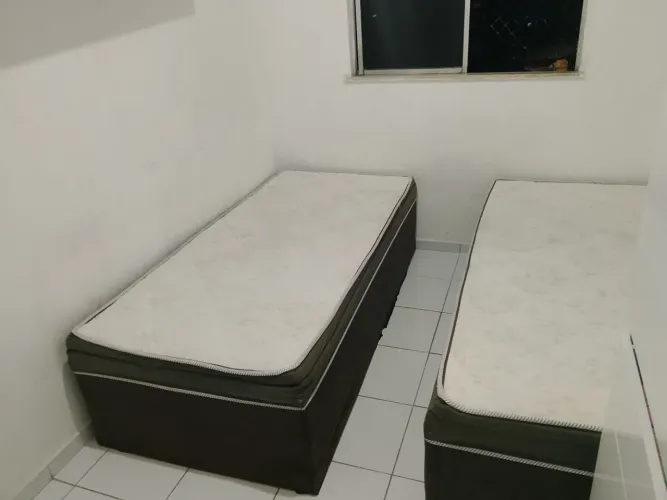 Cama de solteiro com pouco tempo de uso tá sem os pés na foto mais tenho o eles.