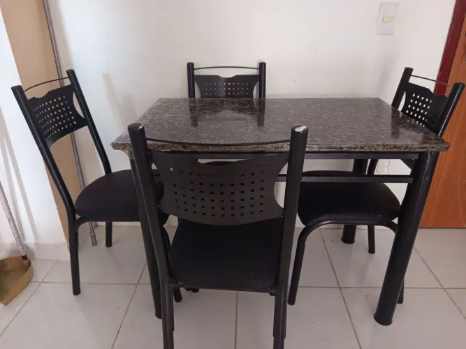 Vendo mesa retangular com 4 cadeiras.Estao conservado.