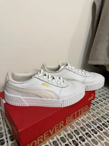 Tênis PUMA em couro branco e detalhes dourados