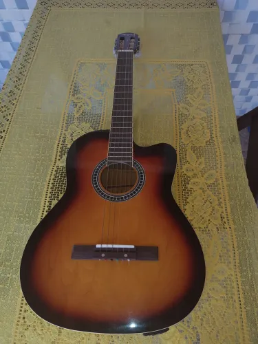 Vendo violão ? pronto pra usar marca menphis 