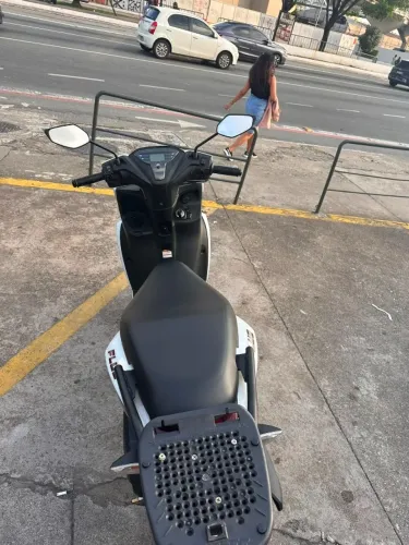 VENDE-SE MOTO YAMAHA FLUO ABS 125CC BRANCA