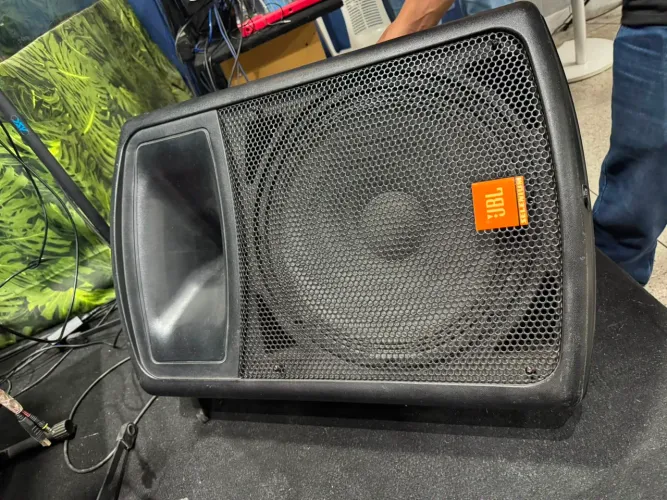 Caixa amplificada JBL