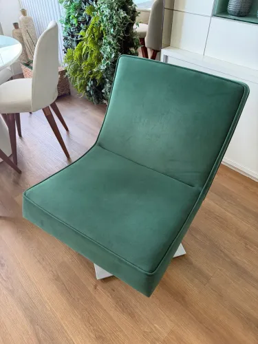 Poltrona giratória verde em veludo