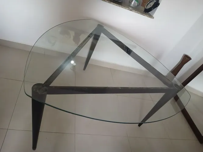 Mesa de jantar triangular de vidro