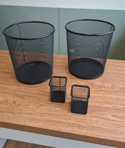 2 lixeiras de metal telado para escritório + 2 porta-canetas