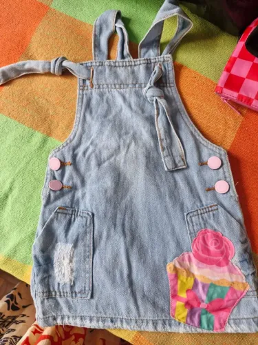 Salopete jeans com alça regulável