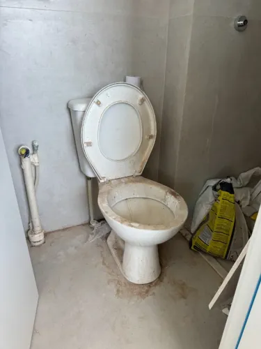 Vaso sanitário com caixa acoplada para banheiro de serviço