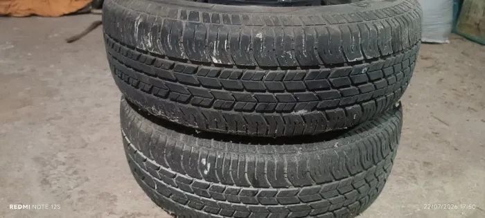 Roda com pneus em ótimo estado furação 4x108