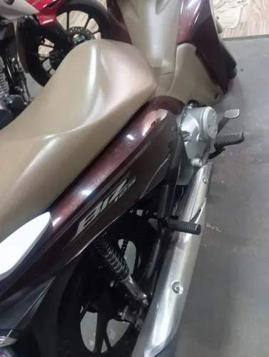 Moto novinha sem detalhe