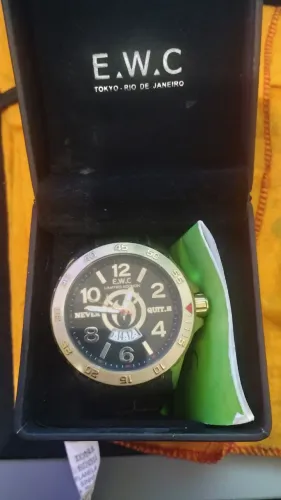 Relógio masculino dourado, marca japonesa EWC edição limitada, ótimo estado de conservacao