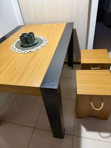 Mesa de jantar com 3 bancos