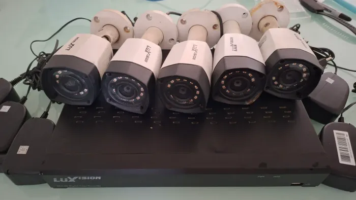Kit CFTV Luxvision - 5 Câmeras 720p + DVR 8 Canais (LV-DVR9808A)