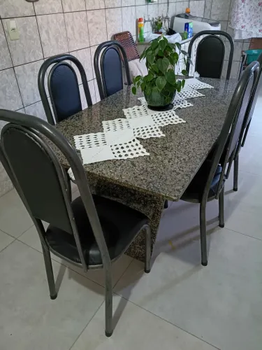 Mesa de Mármore com 6 cadeiras 