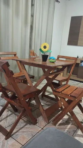 Jogo de Mesa Artesanal em Pinus envernizado
