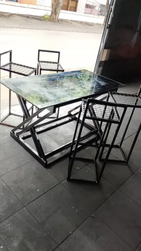 Vendo mesa de de vidro espelhado com 4 banquetas 