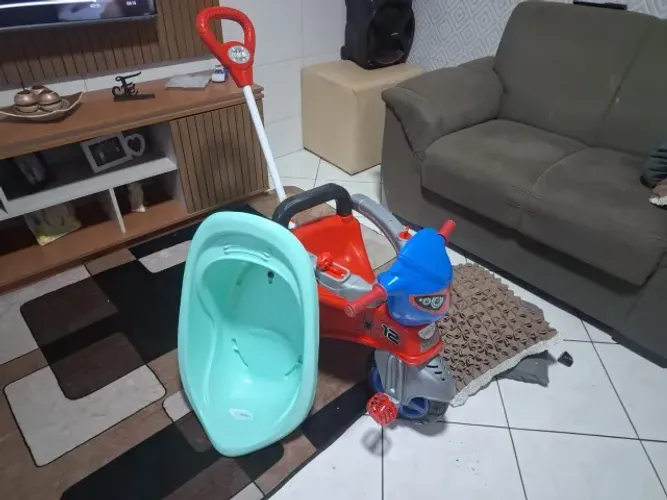 VENDO BANHEIRA DE BEBÊ E MOTOCA INFANTIL