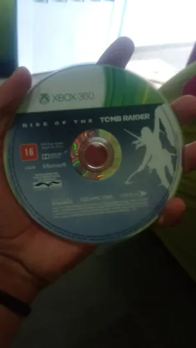 Xbox 360 Slim+ Controle Sem fio+ Rise of Tomb Raiders e Minecraft de brinde!