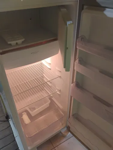 Geladeira Eletrolux RE310 muito boa..870,00