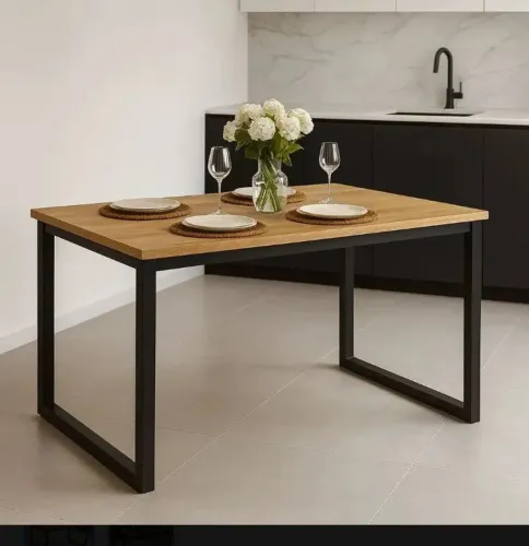Mesa com 1,50 x 0,90 côr amadeirado 
