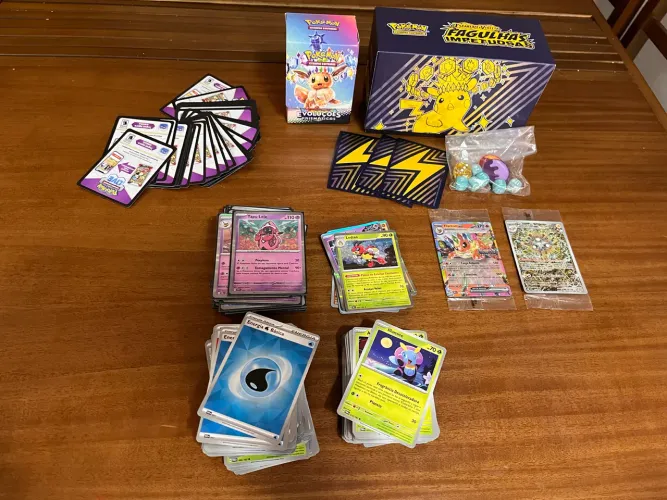 Lote Pokémon TCG Original | 282 Cartas + ETB + 66 Sleeves + 2 Promos Lacradas