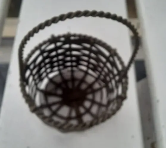 Enfeite de metal antigo representando cesta 9cm x 6cm