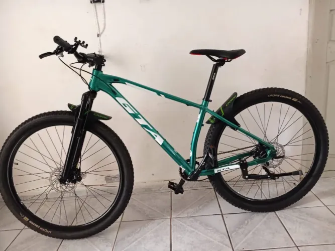 Vendo bicicleta aro 29 preparada pra viagem longas valor 2 mil  vim buscar na zona norte. 
