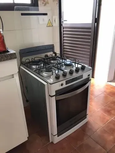 Vende-se fogão com poucas marcas de uso