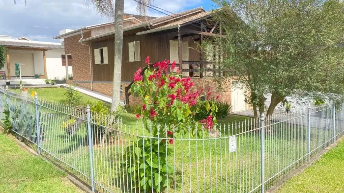 Casa mista, bem localizada, na rua principal do bairro, micro-empresa e moradia.