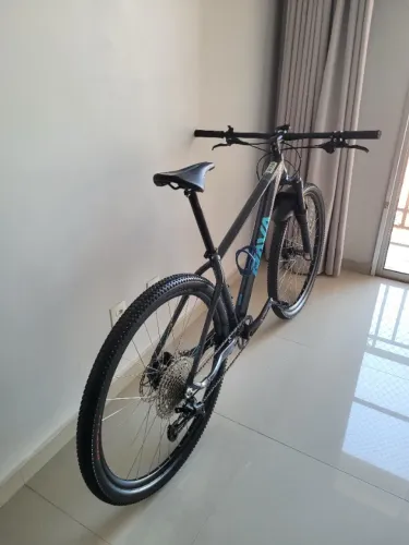 Bike MTB Rava Cave Azul Aro 29 Tam. M(17) Shimano Deore 12v M6100 Freio Hidráulico Shimano