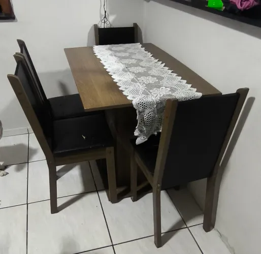 MESA COM 4 CADEIRAS